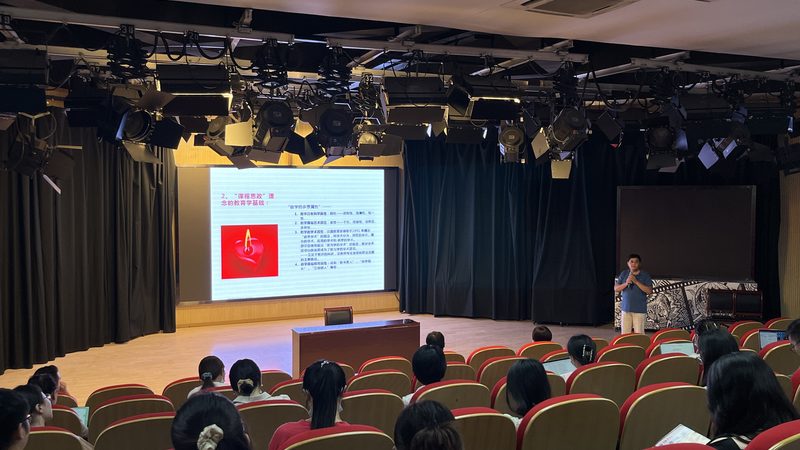 在确定会议主题后，需要明确会议目标，确保会议聚焦于主题。以下是一些建议：